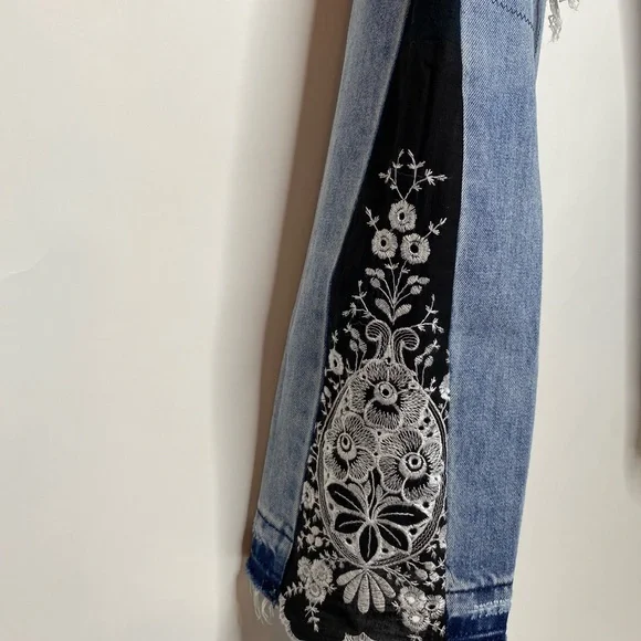 LOYAL MUSE Upcycled Distressed Women’s Jeans Sz 6 embroidered panels add flair